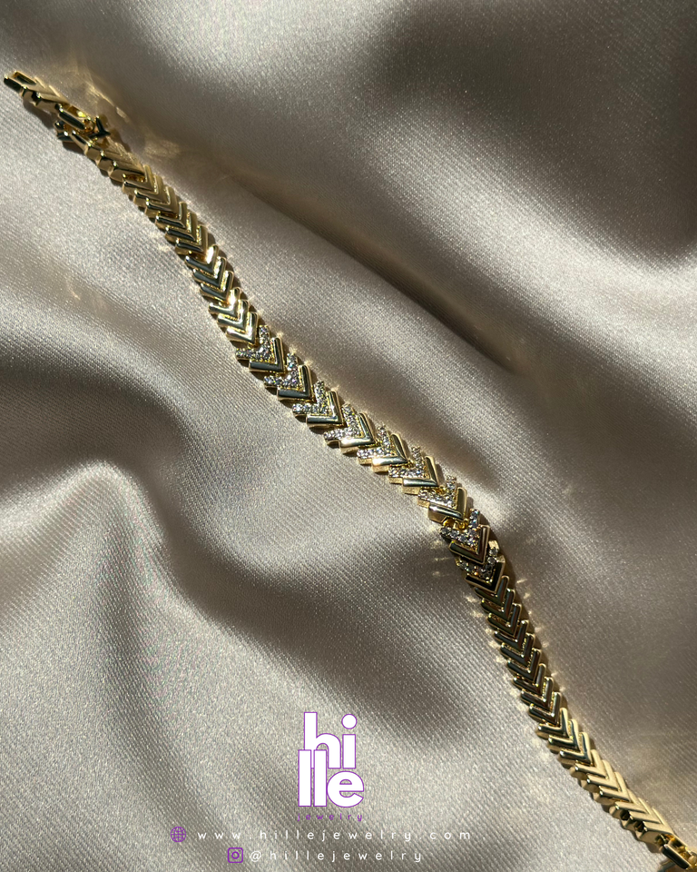 Altın Renkli Chevron Desenli Taşlı Bileklik