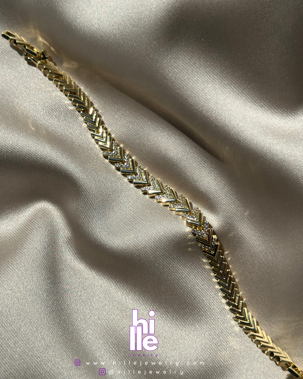 Altın Renkli Chevron Desenli Taşlı Bileklik